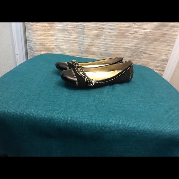 SOLD! JUICY flats w charm & buckle embellishment - Picture 3 of 6